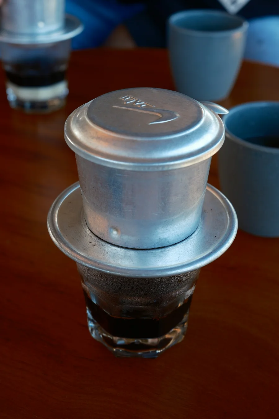 越南 Phin 金属滤杯放在玻璃杯上滴滤咖啡